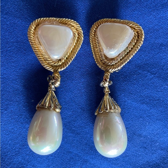 CHANEL Jewelry - Vintage Chanel Pearl Drop Earrings